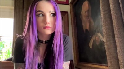 Linda essa teen de cabelo roxo chupa pau e fode